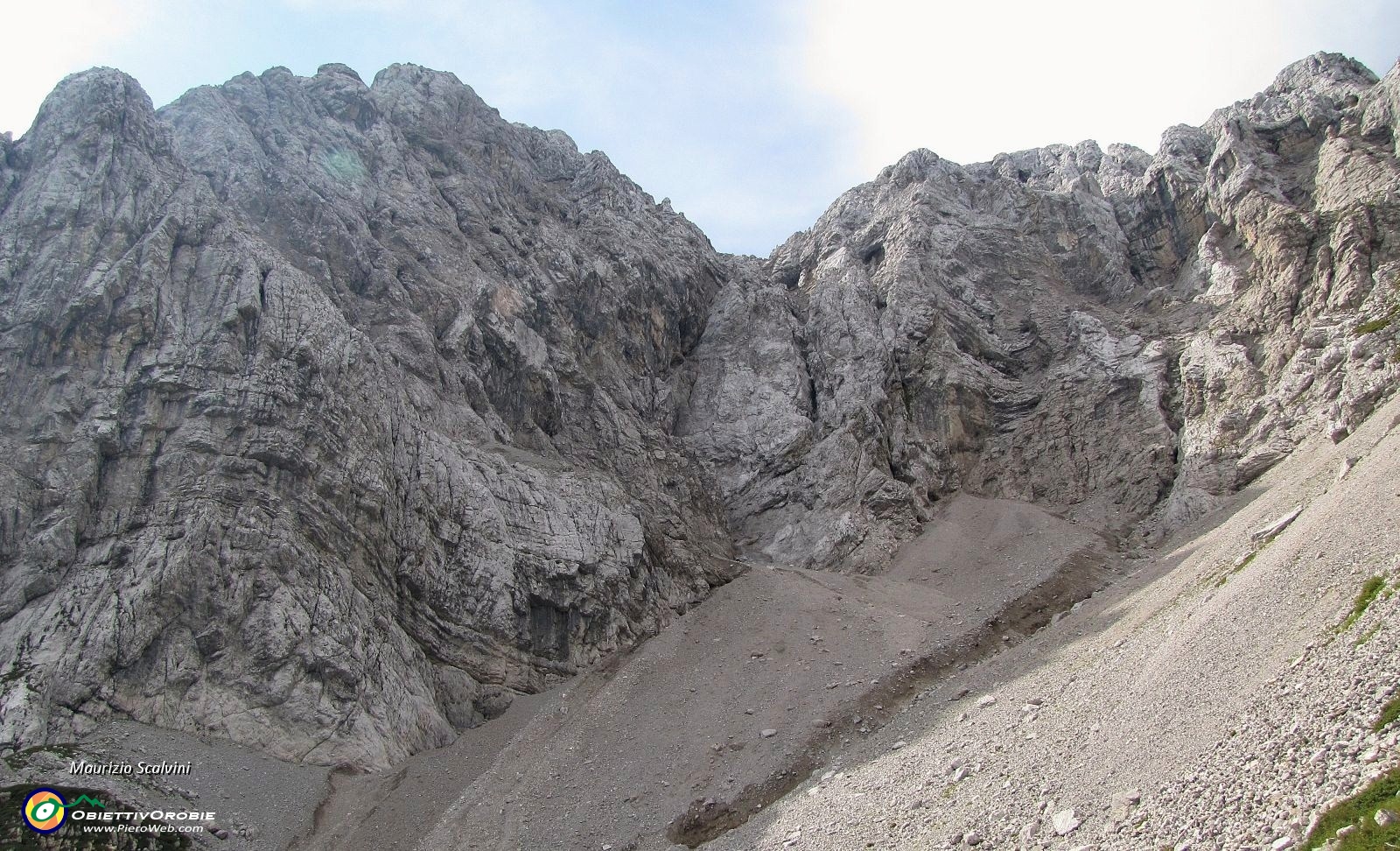 32 Le bastionate si rinnovano in continuazione, l'Arera mostra la sua veste più possente e selvatica....JPG